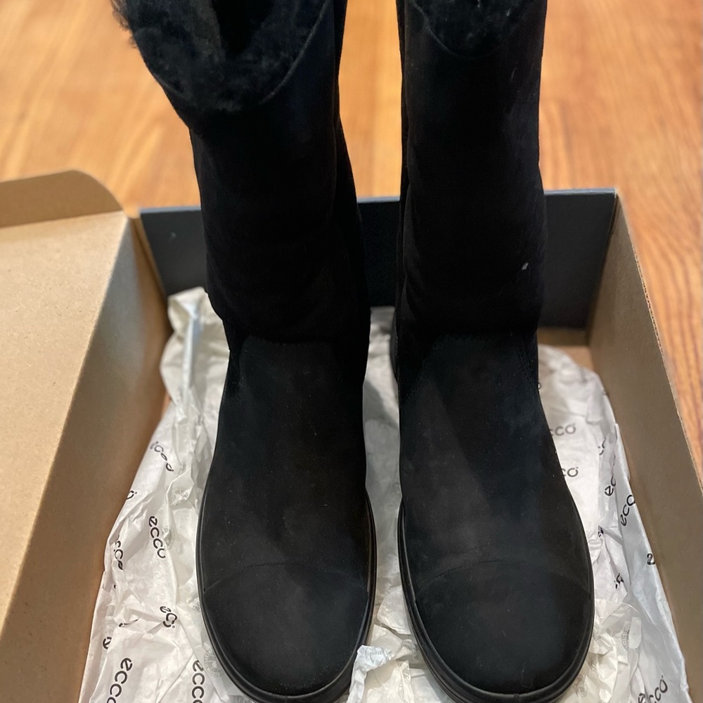 Ecco fur-lined women’s boots EU size 38 Runs smaller. Fits more like size 6.5-7